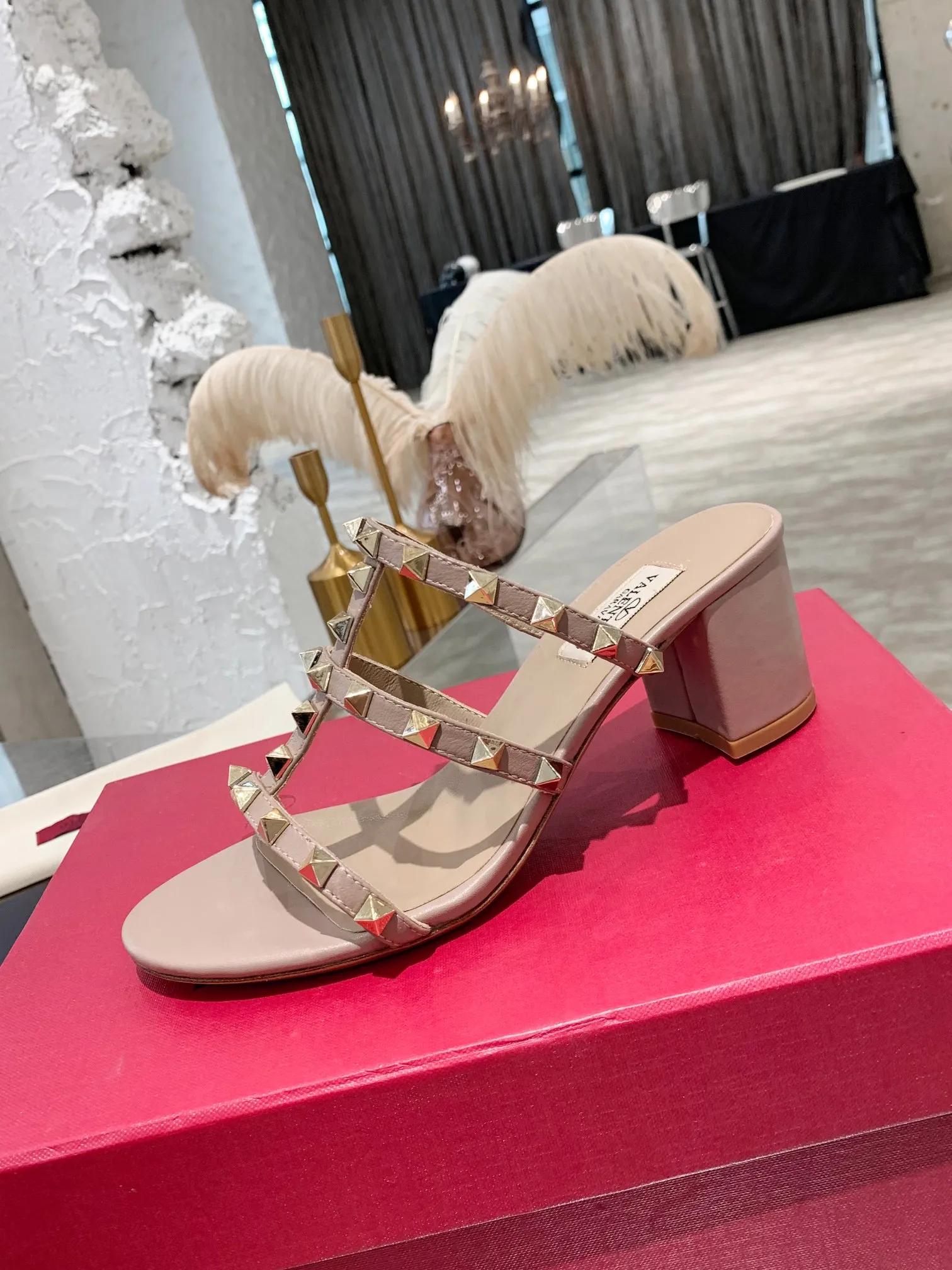 👟👟Ex-factory price 440👟👟 Women's shoes, women's clothing, Warren thick heel sandals) VT rivet series is definitely a classic! Since the launch of the Rockstud Collection series, it has become one of the important iconic elements of Valentino! Domineering rivets are a must-have item in every woman’s shoe wardrobe! Created from the original, perfectly reproduced! Heel height: 6 cm, flat bottom, size 34-42, leather outsole